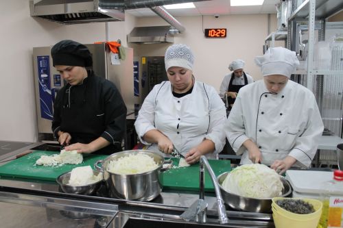 Студенты аграрного колледжа готовят заготовки для участников СВО