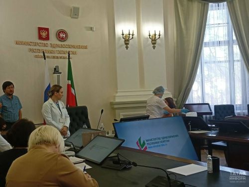 Сотрудники Минздрава Татарстана подали пример, сделав прививки от гриппа