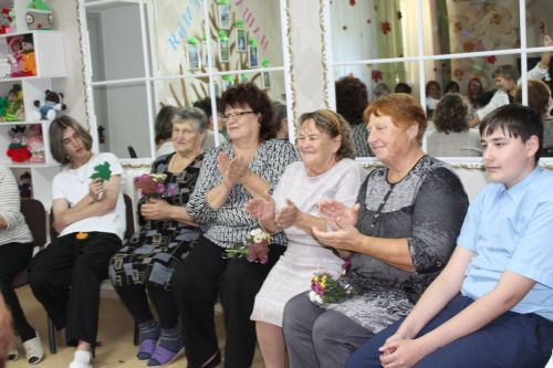 Четыре поколения встретились в приюте «Забота» в канун Дня пожилого человека