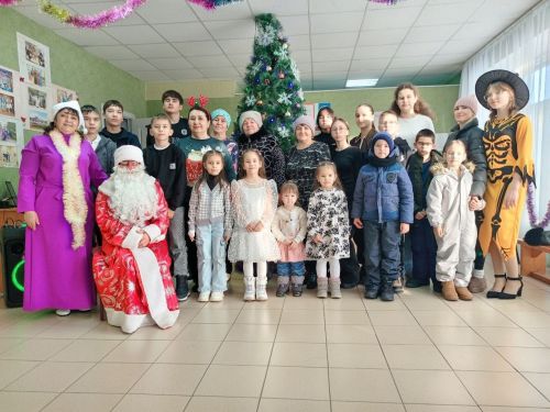 «Новогодний хоровод затей»: праздник волшебства в Нижнетиганском сельском клубе