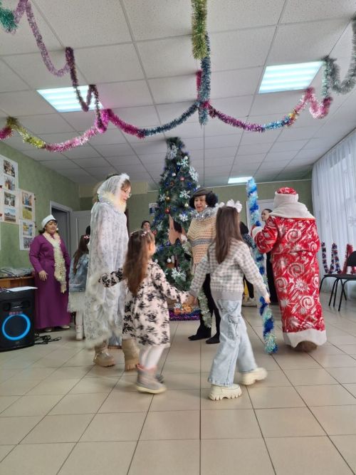 «Новогодний хоровод затей»: праздник волшебства в Нижнетиганском сельском клубе