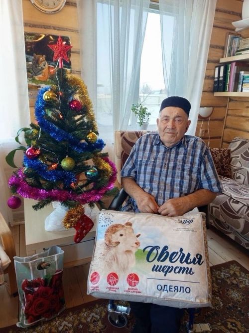 В Алексеевском районе поздравили ветерана труда