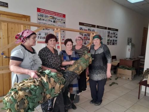 Жительницы села Родники плетут маскировочные сети для бойцов СВО