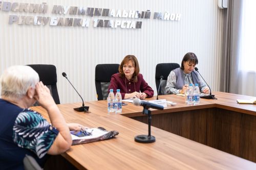 Светлана Захарова посетила школы и приют в Алексеевском районе