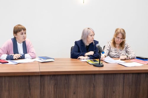Светлана Захарова посетила школы и приют в Алексеевском районе