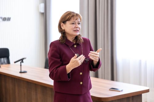 Светлана Захарова посетила школы и приют в Алексеевском районе
