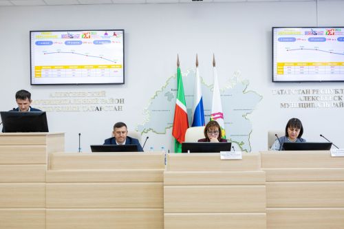 Светлана Захарова посетила школы и приют в Алексеевском районе