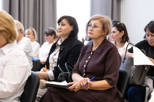 Светлана Захарова посетила школы и приют в Алексеевском районе