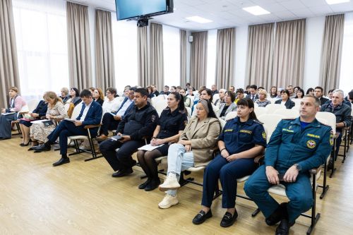 Светлана Захарова посетила школы и приют в Алексеевском районе