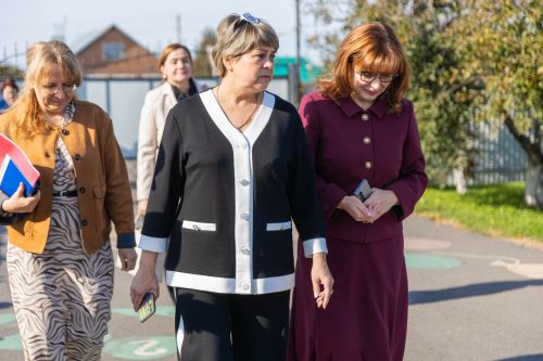 Светлана Захарова посетила школы и приют в Алексеевском районе