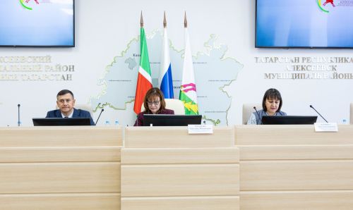 Светлана Захарова посетила школы и приют в Алексеевском районе