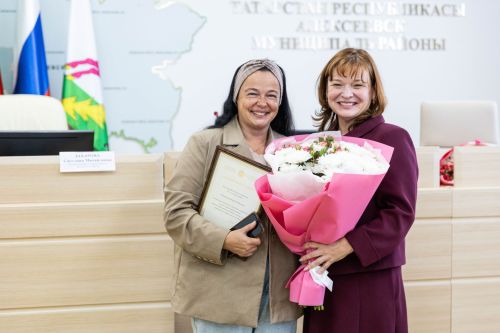Светлана Захарова посетила школы и приют в Алексеевском районе