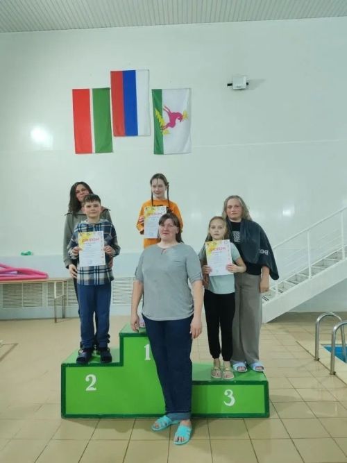 Папы, мамы и дети — на старт! В бассейне Алексеевского определили самые спортивные семьи