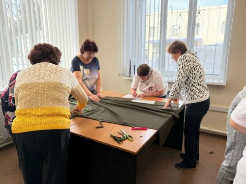 Тыл помогает фронту: рукавицы, сшитые с любовью, отправятся в зону СВО
