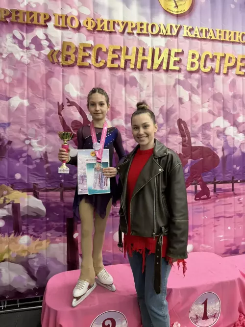Триумф Алексеевского: юные фигуристки блестяще выступили на турнире «Весенние встречи»