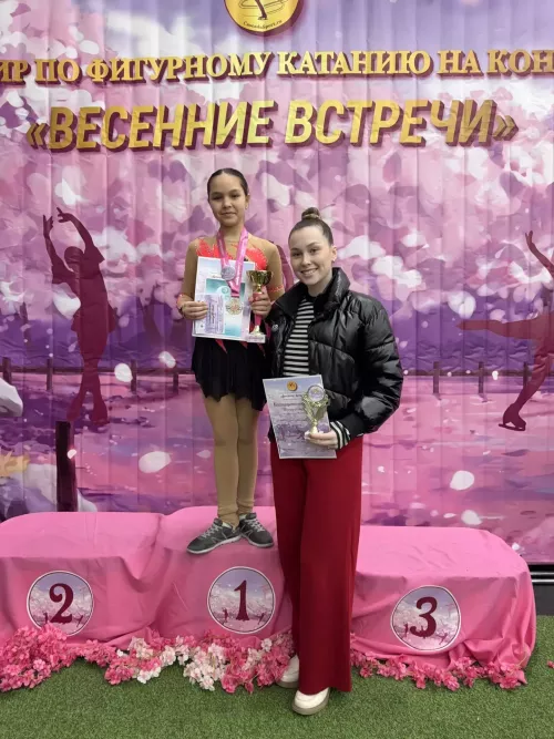 Триумф Алексеевского: юные фигуристки блестяще выступили на турнире «Весенние встречи»