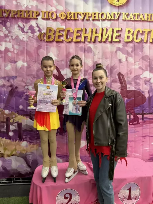 Триумф Алексеевского: юные фигуристки блестяще выступили на турнире «Весенние встречи»