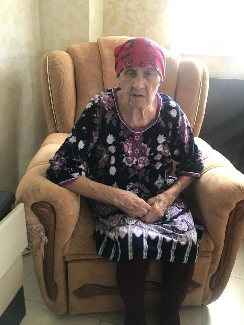 Анна Григорьевна Михайлова принимает поздравления с 90-летием
