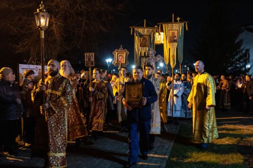 Свет Пасхи в Алексеевском: фоторепортаж из храма Воскресения Христова