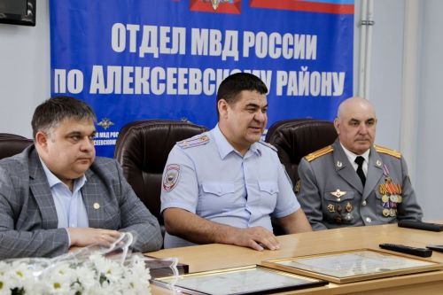 В Алексеевском наградили ветеранов МВД