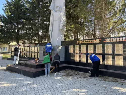 Волонтеры и активисты «ЕДИНОЙ РОССИИ» очистили памятник павшим воинам в поселке Алексеевское