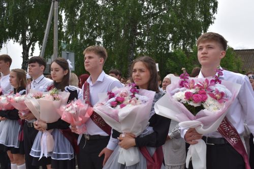 Для выпускников первой школы Алексеевского прозвенел последний звонок