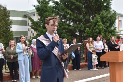 Для выпускников первой школы Алексеевского прозвенел последний звонок