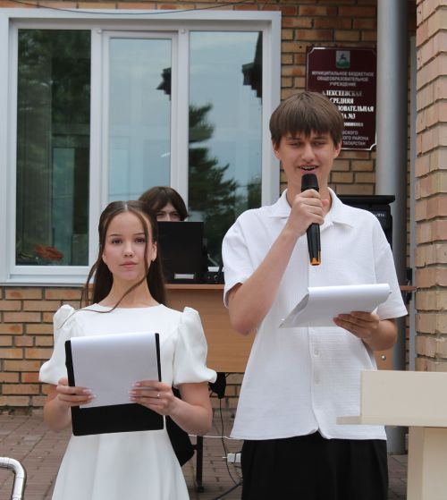 Школьный вальс и звон колокольчика: в школе №3 прошел последний звонок