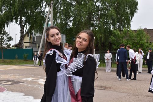 Для выпускников первой школы Алексеевского прозвенел последний звонок