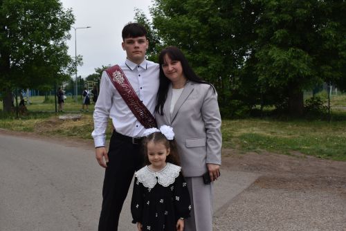 Для выпускников первой школы Алексеевского прозвенел последний звонок