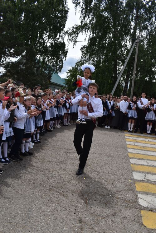 Для выпускников первой школы Алексеевского прозвенел последний звонок