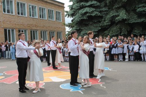Школьный вальс и звон колокольчика: в школе №3 прошел последний звонок