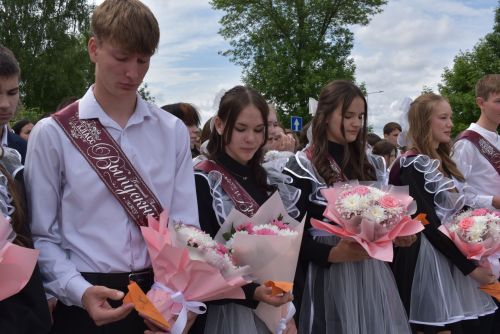 Для выпускников первой школы Алексеевского прозвенел последний звонок