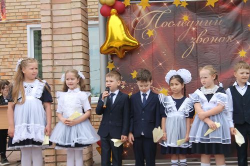 Школьный вальс и звон колокольчика: в школе №3 прошел последний звонок