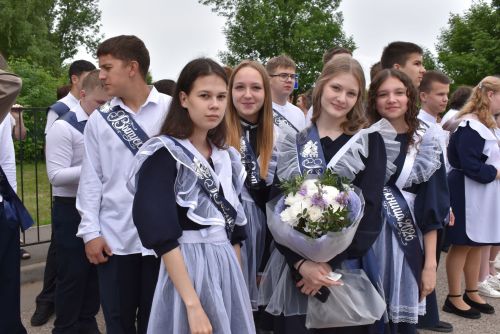 Для выпускников первой школы Алексеевского прозвенел последний звонок