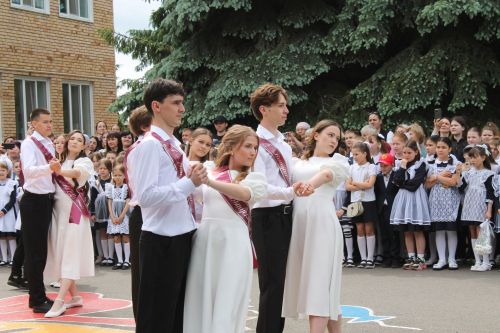 Школьный вальс и звон колокольчика: в школе №3 прошел последний звонок