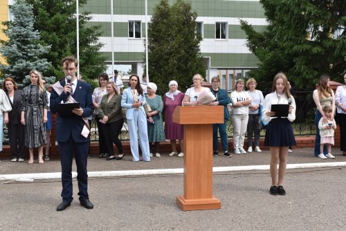 Для выпускников первой школы Алексеевского прозвенел последний звонок