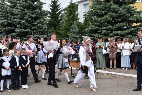 Для выпускников первой школы Алексеевского прозвенел последний звонок