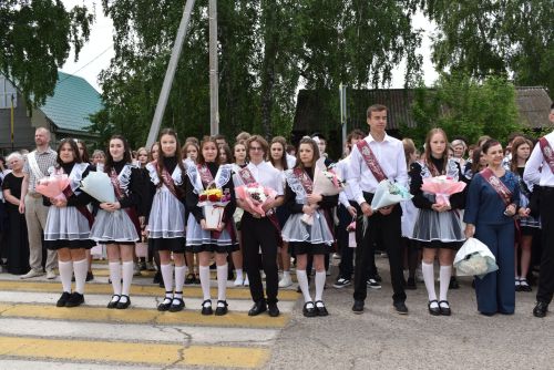 Для выпускников первой школы Алексеевского прозвенел последний звонок