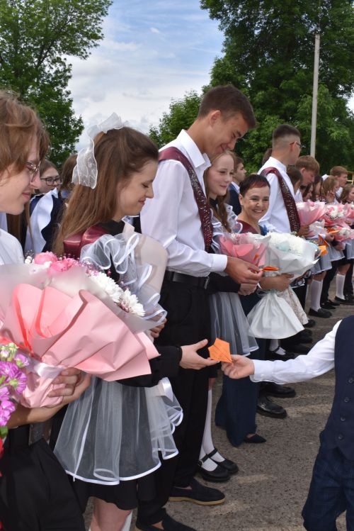 Для выпускников первой школы Алексеевского прозвенел последний звонок