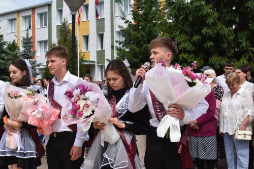 Для выпускников первой школы Алексеевского прозвенел последний звонок