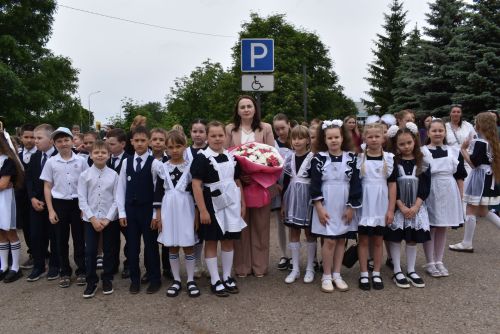 Для выпускников первой школы Алексеевского прозвенел последний звонок