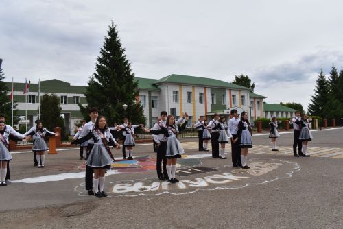Для выпускников первой школы Алексеевского прозвенел последний звонок