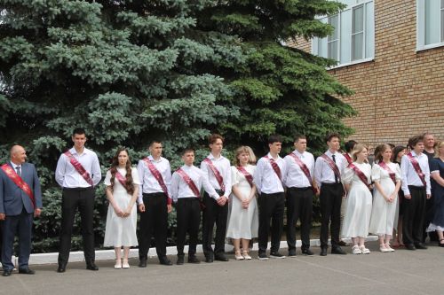 Школьный вальс и звон колокольчика: в школе №3 прошел последний звонок