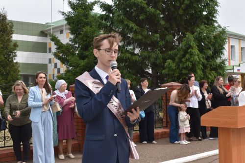 Для выпускников первой школы Алексеевского прозвенел последний звонок