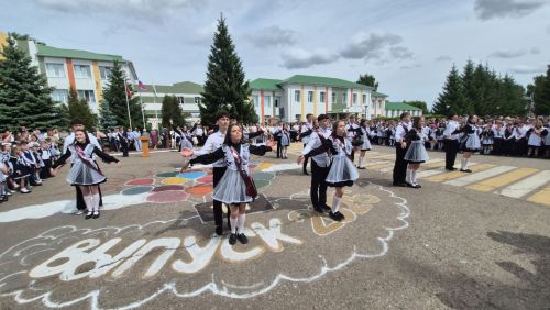Для выпускников первой школы Алексеевского прозвенел последний звонок