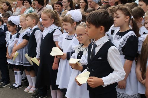 Школьный вальс и звон колокольчика: в школе №3 прошел последний звонок