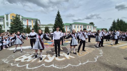 Для выпускников первой школы Алексеевского прозвенел последний звонок