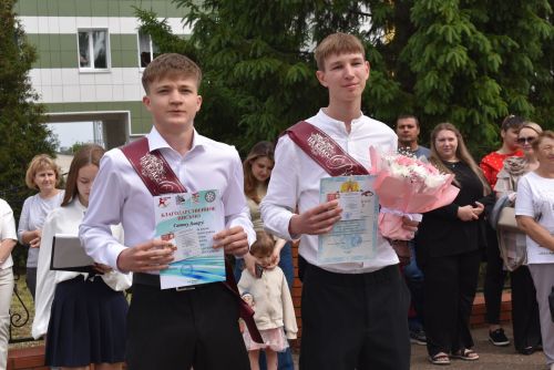 Для выпускников первой школы Алексеевского прозвенел последний звонок