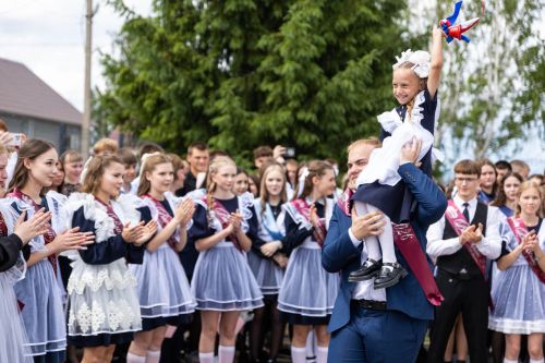 Последний звонок прозвенел для выпускников Алексеевской школы №2